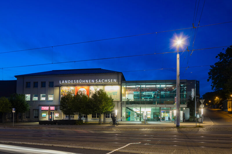 Das Stammhaus der Landesbühnen Sachsen mit Glasfoyer in Radebeul bei Nacht - Link auf die Unterseite Theater Radebeul