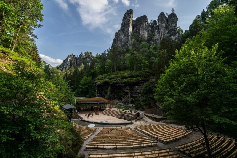 Ein Blick auf die Bühne aus dem komplett gefüllten Zuschauerraum der neu gebauten Felsenbühne Rathen - Link zur Unterseite der Felsenbühne Rathen