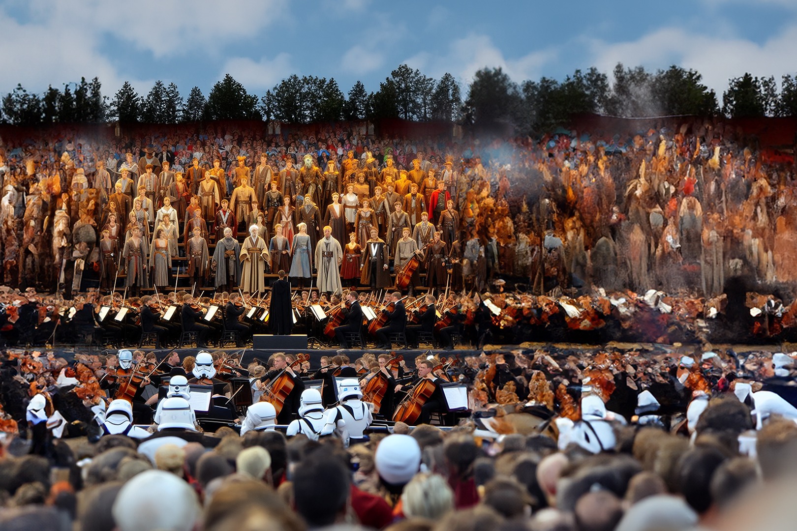 Ein großer mittelalterlich gekleideter Chor, ein Orchester und als Sturmtruppler gekleidete Personen stehen vor bzw. in einem Publikum.